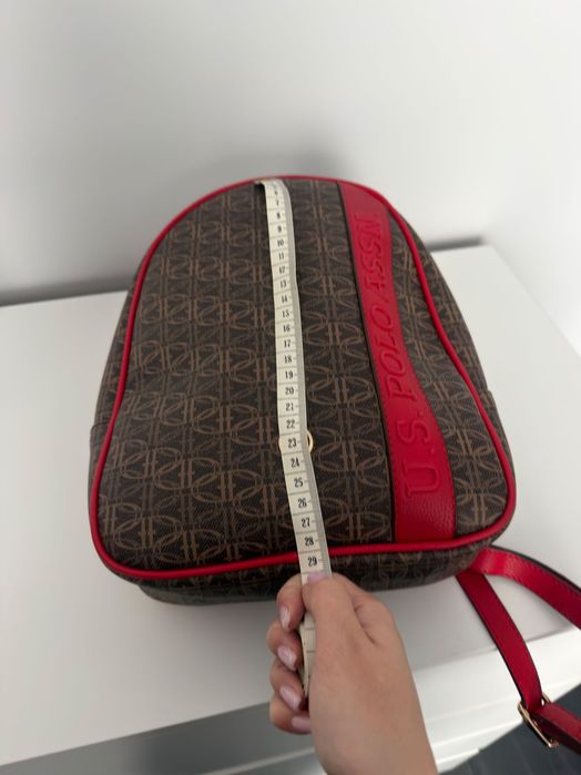 Раничка U.S. Polo Assn., модел Ranac US21626 в тъмнокафяв цвят с червени детайли