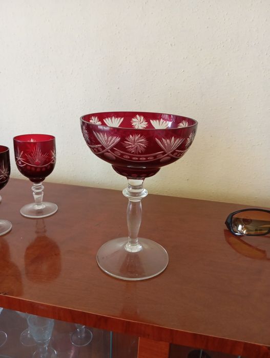 Pahare de rubin de țuică și vin