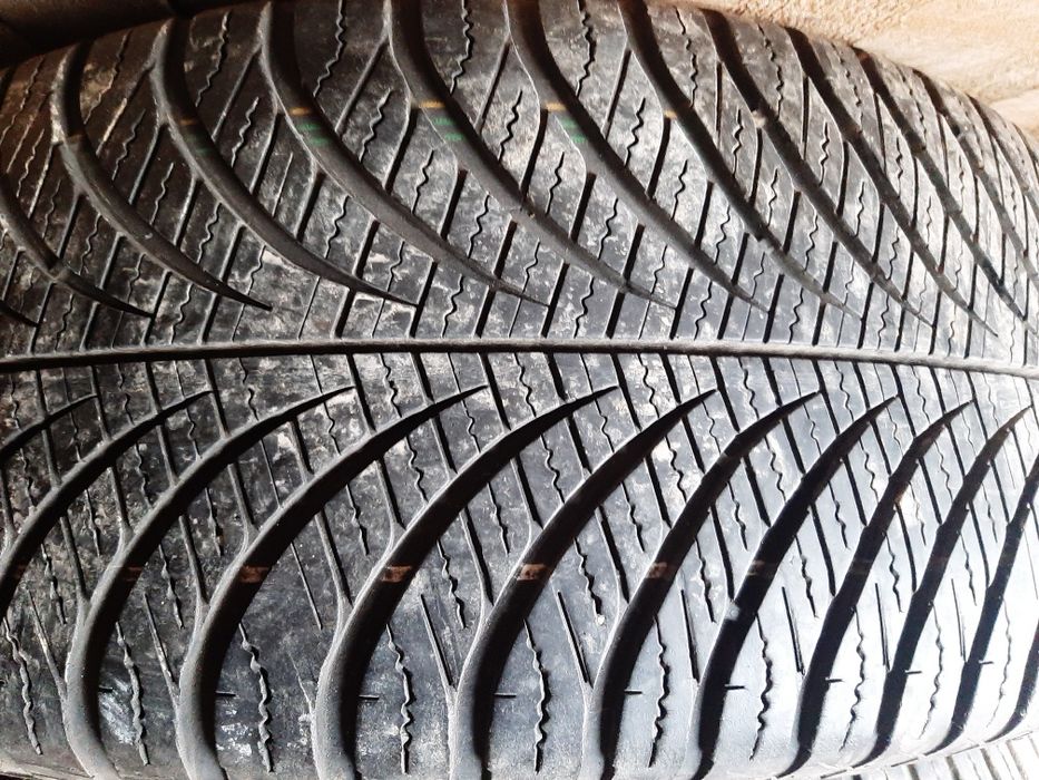 Продам шины. 215/55/17  гудиер