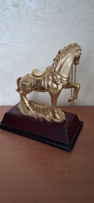 Статуэтки коней.