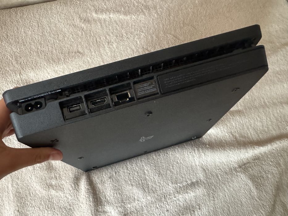 Продавам Ps4 slim 1 TB