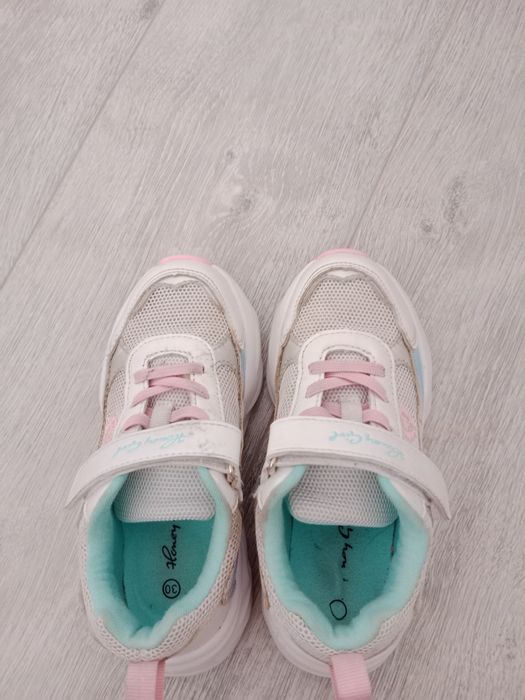 Кроссовки на девочку