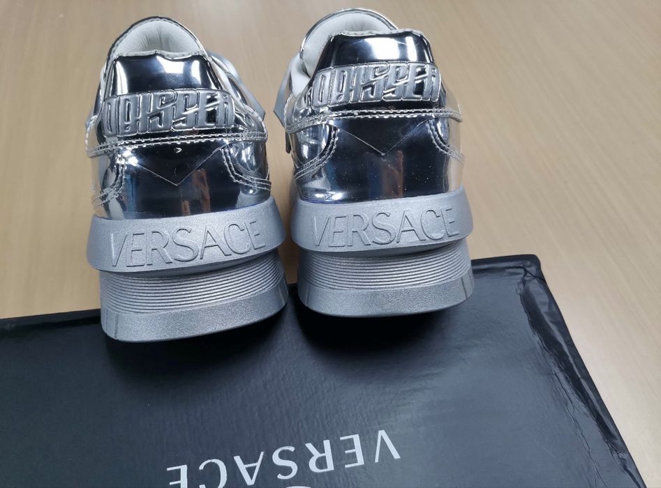 Adidasi Versace Odiseea