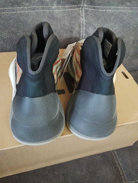 НОВИ! Оригинални Adidas Yeezy Quantum 39 1/2 номер