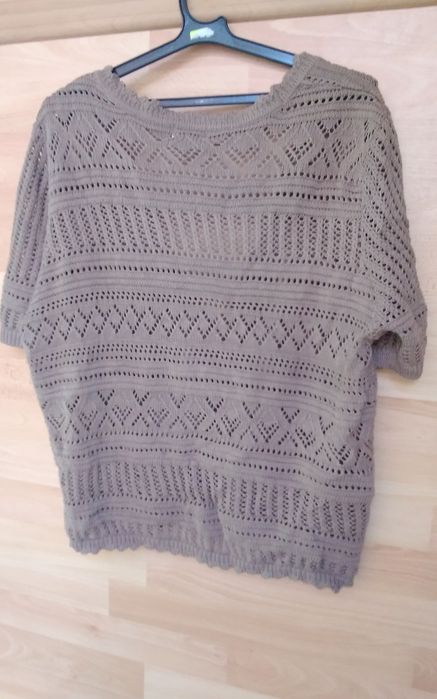 Дамски жилетки и бяла ажурена