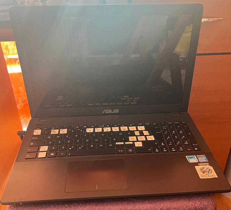 Vând Laptop ASUS F551C - pornește, nu afișează pe ecran, ideal pentru pentru piese/reparație