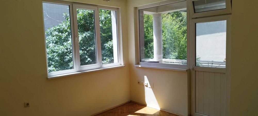 Тристаен апартамент с гараж до Шесто основно