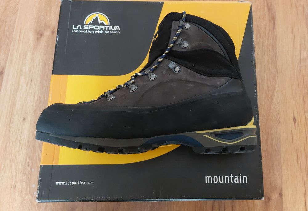 Продавам мъжки туристически обувки La Sportiva
