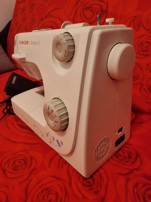 Se vinde masina de cusut Singer Smart II