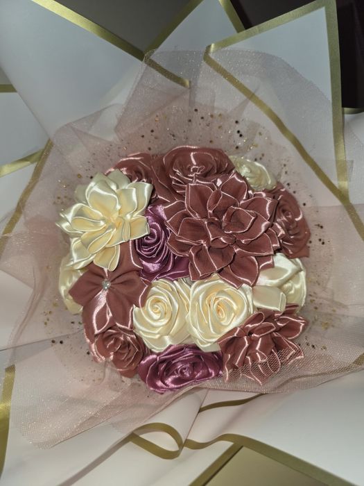 Buchete din Trandafiri de Satin – O Amintire Care Durează o Viață!