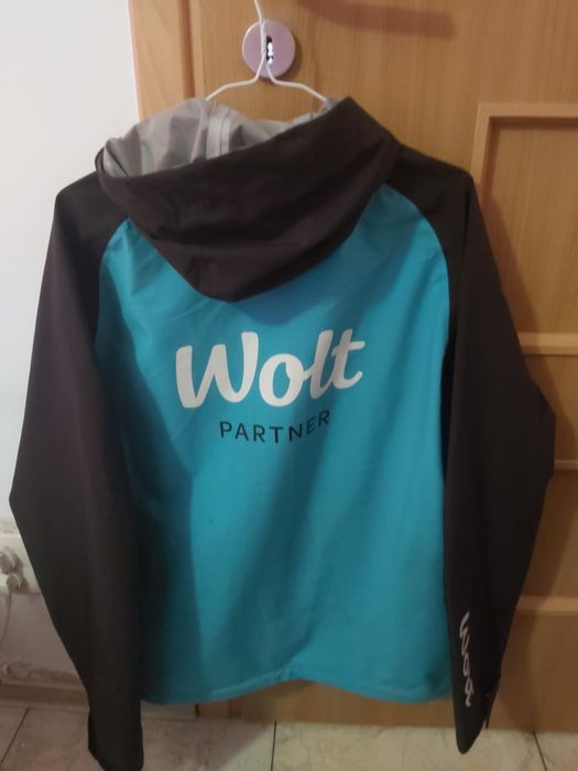 Vând echipament Wolt – geacă + 2 tricouri (unul n