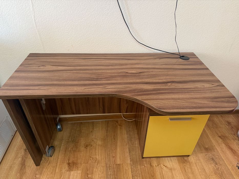 Срочно продам стол для уроков