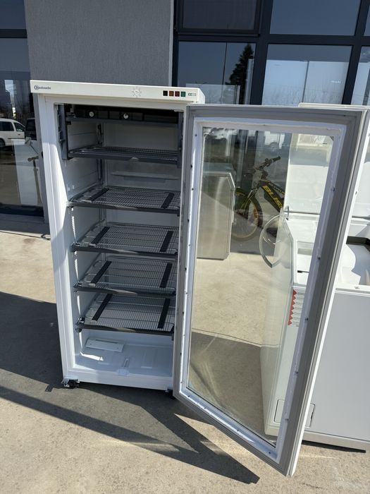 Минусова хладилна витрина Bauknecht 140см