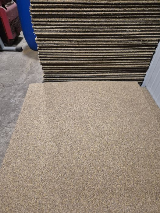 Продавам мокет на плочи