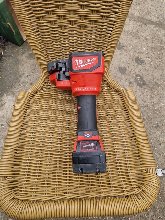 Mașină de tăiat tije filetate Milwaukee M18 BLTRC 2025
