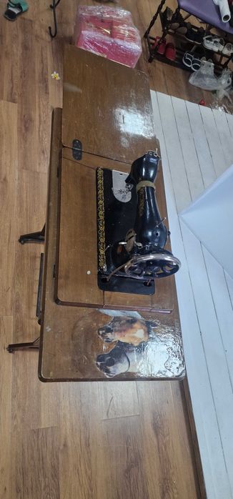 Машинка швейная со столом