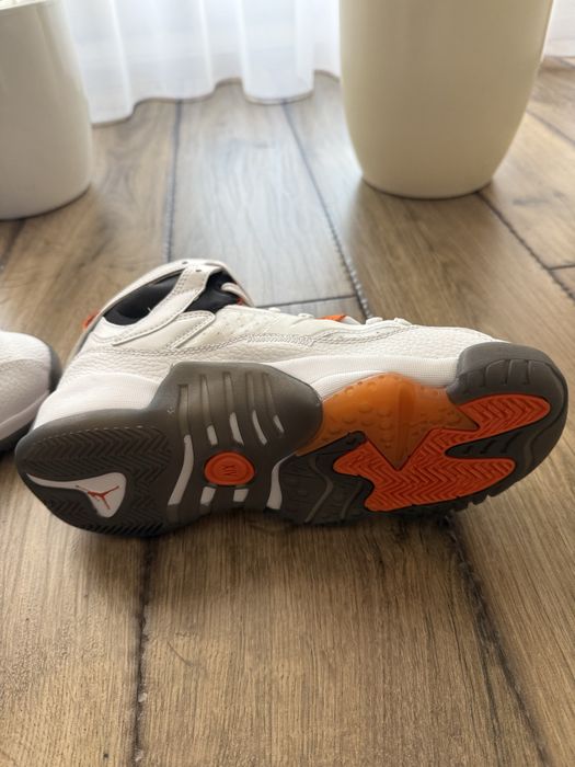 Vand adidasi Jordan noi