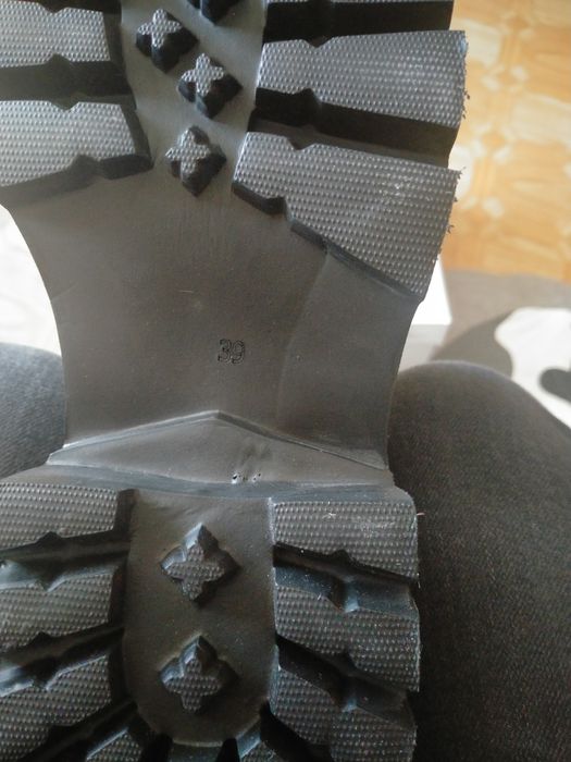 Продам новые демисезонные ботинки