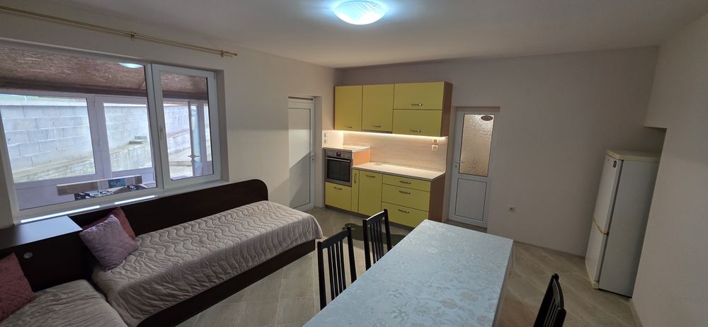 Къща с дворно място