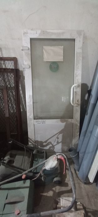 Продам пластиковую дверь