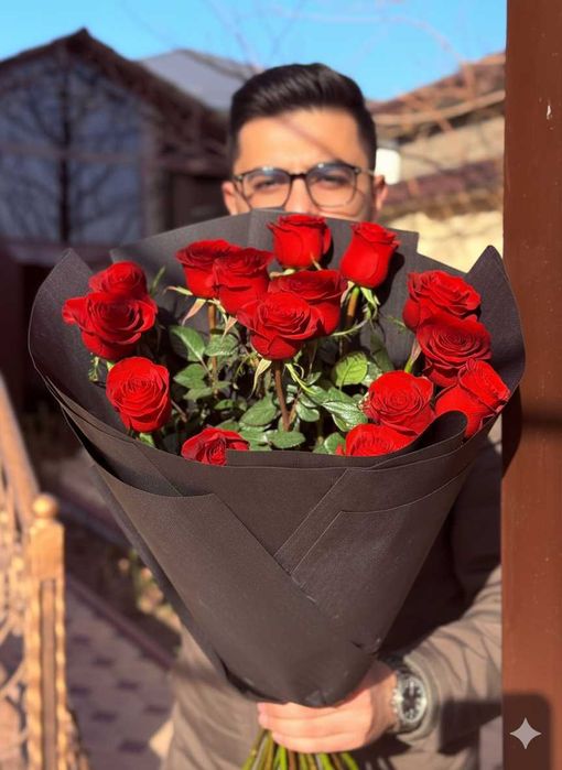 Премиальные цветы, букет красных роз с видео-открыткой по QR. Шымкент