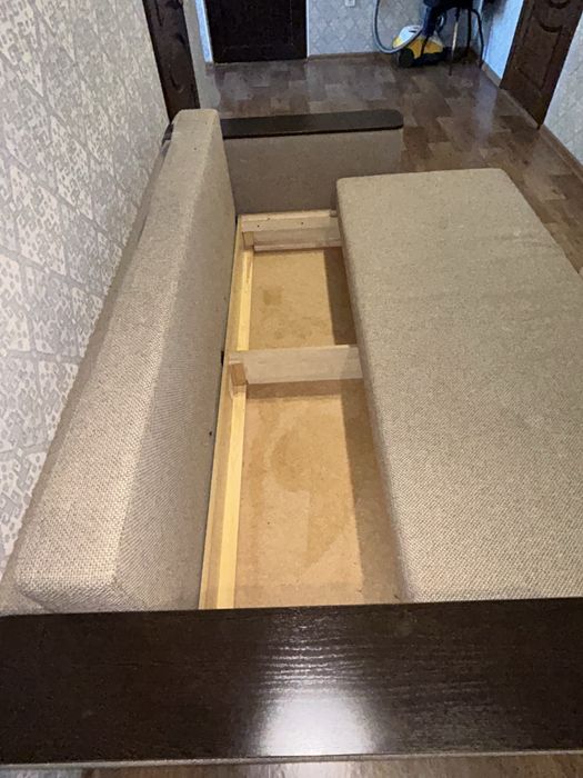 Диван бежевый раскладной