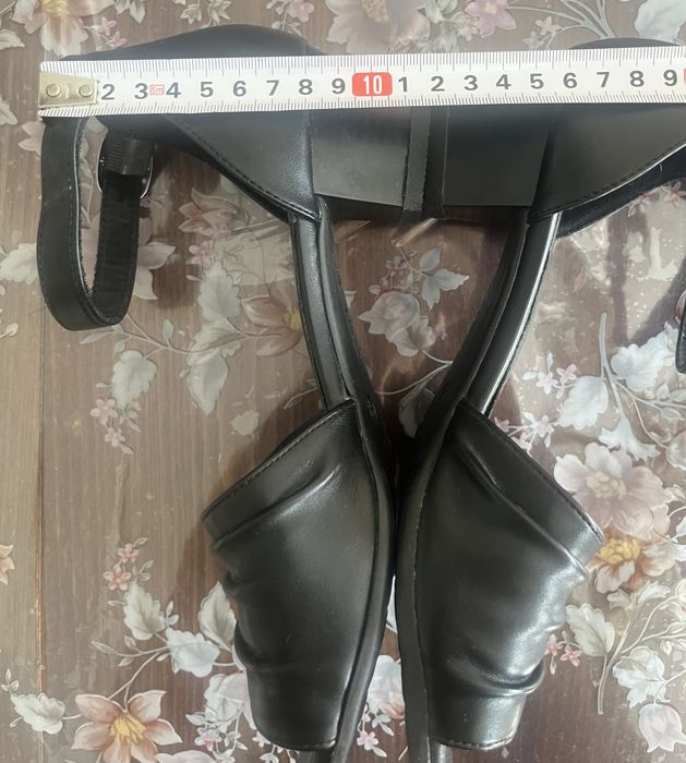Продавам черни кожени сандали