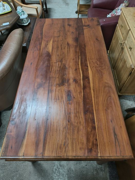 Масивна трапезна маса