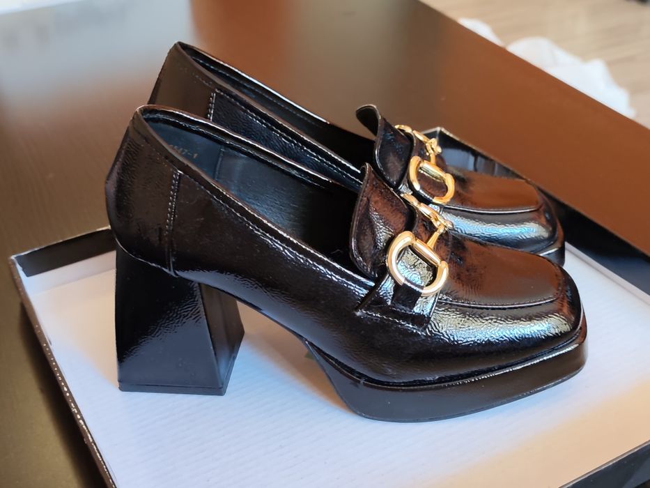 Офицялни  затворени обувки лачени