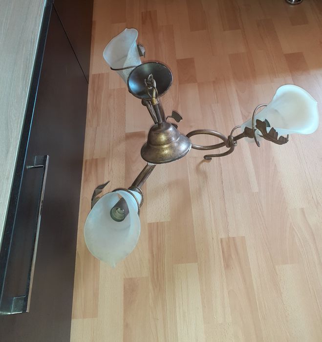 Lustra cu trei brate