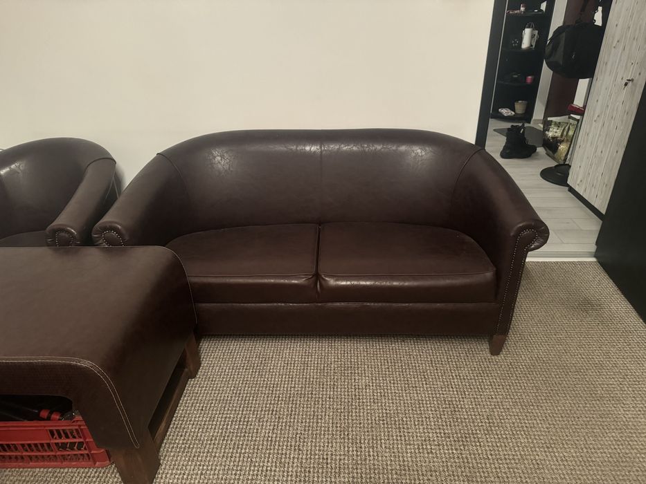 Canapea cu fotili si masa