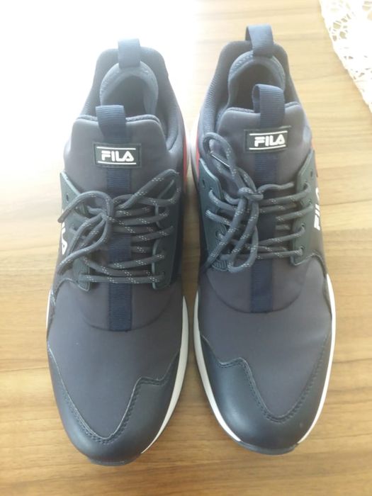 Продам 2 пары новых кроссовок  осень