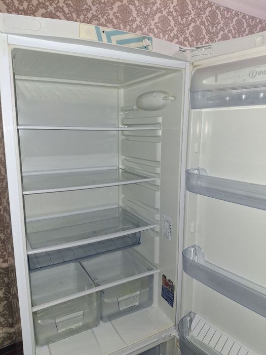 Продаётся холодильник Indesit состояние хорошие !!!