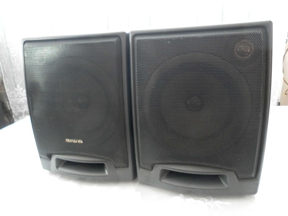 4 Boxe : 2 Aiwa , 1 Sharp , 1 din lemn
