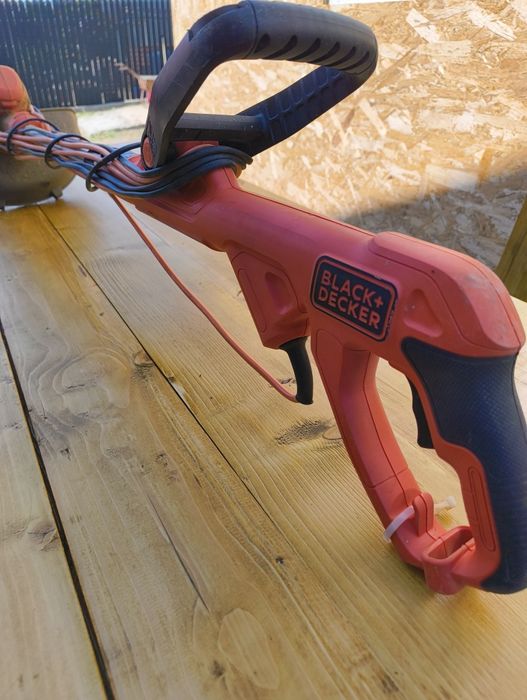 Trimmer de tuns gazon/iarba electric Black & Decker BESTA525, putere 450 W