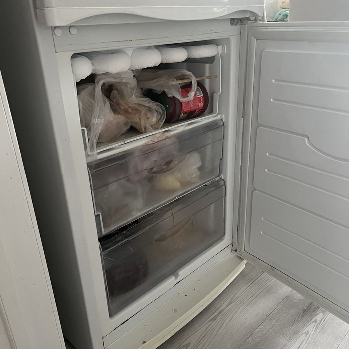 Продам холодильник срочно 65000т