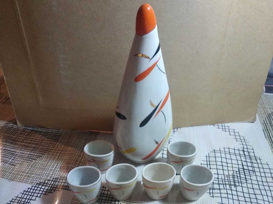 Штоф фарфоровый со стаканчиками