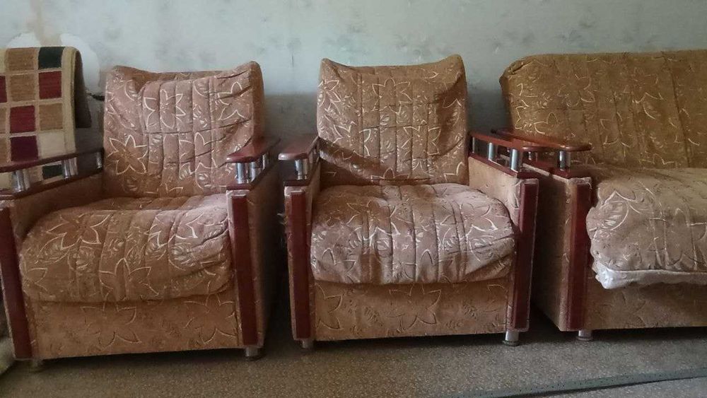 Продаю б/у диван и 2 кресла