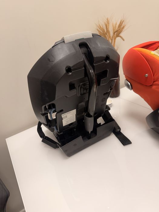 Продам автокресло с базой Cybex Cloud Q 0+