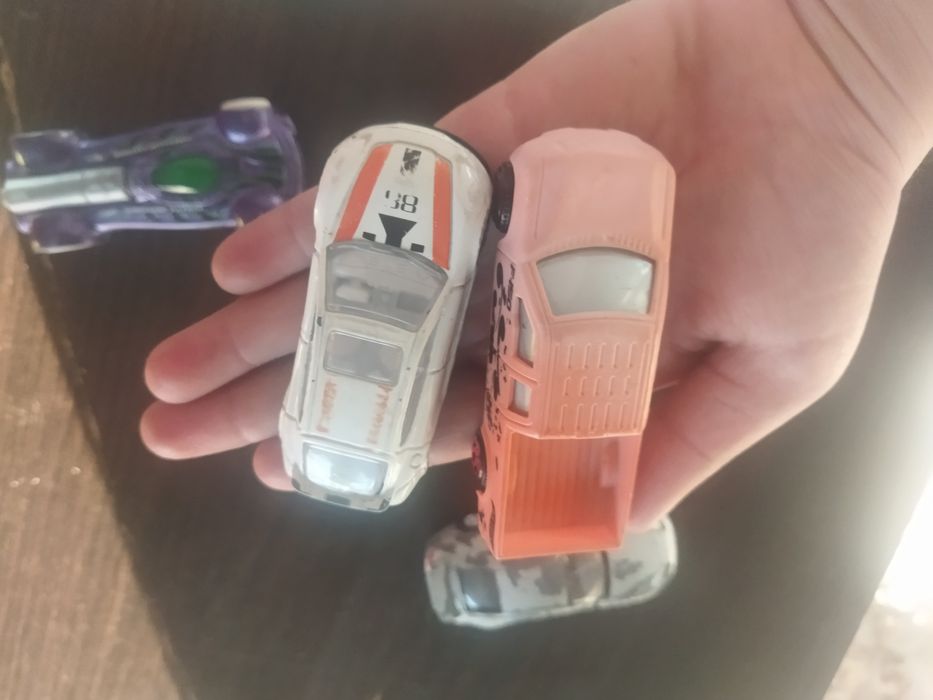 Разные игрушечные машинки