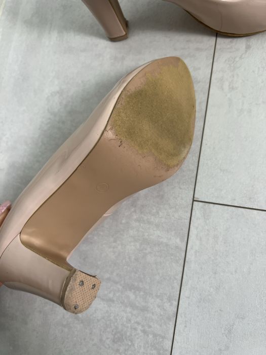 Елегантни бежови обувки