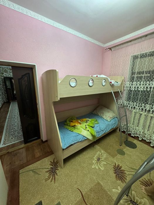 Двухэтажный кроват