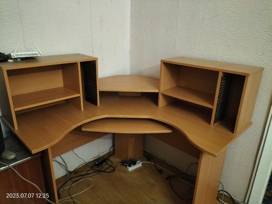 Продам компьютерный стол