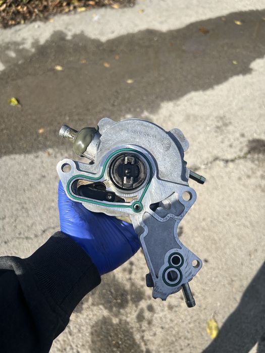 Вакуум помпа за пасат b5.5 1.9 131 коня AWX