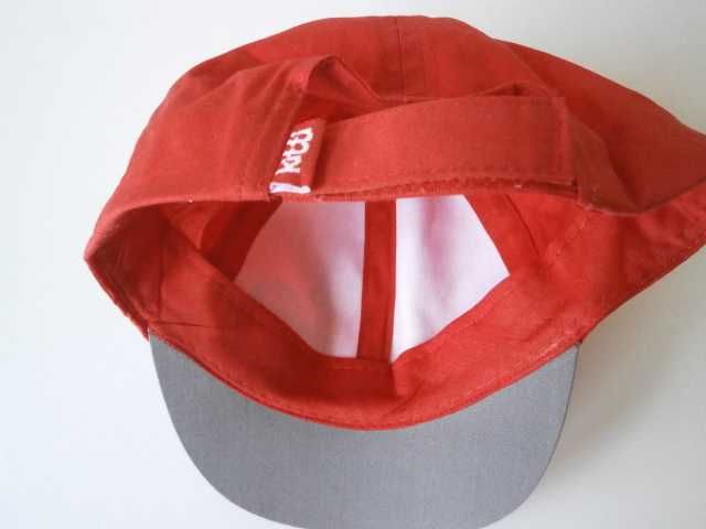 Бебешка шапка с козирка