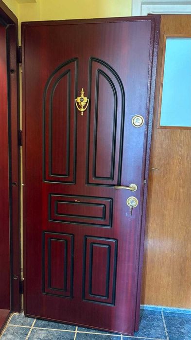 vând urgent ușă metalică de intrare în apartament