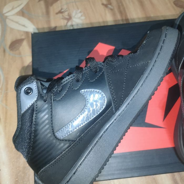 Кроссовки NIKE 35.5 размер новые