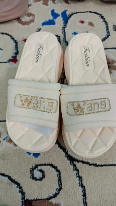 Бренд шлёпкалар .