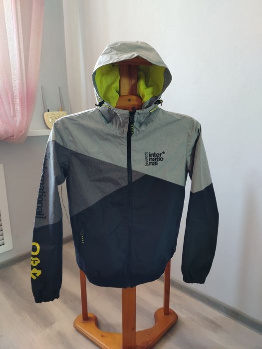 Продам куртка ветровка непромокаемая