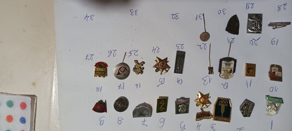 Много стари значки от соца.